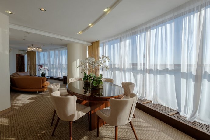 Riviera Hotel