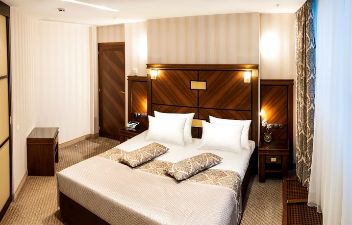 Riviera Hotel