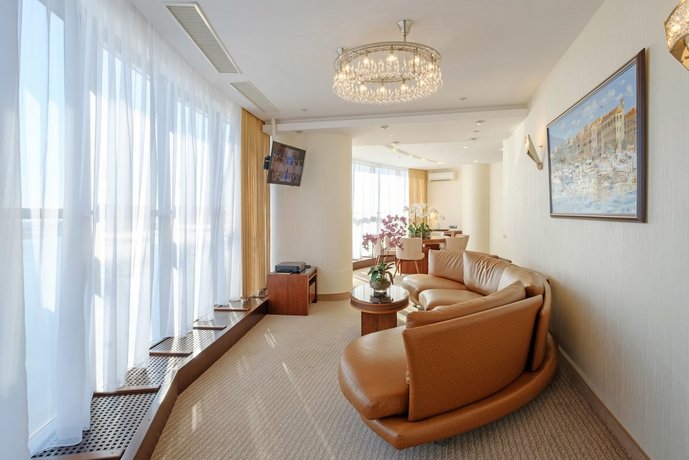 Riviera Hotel
