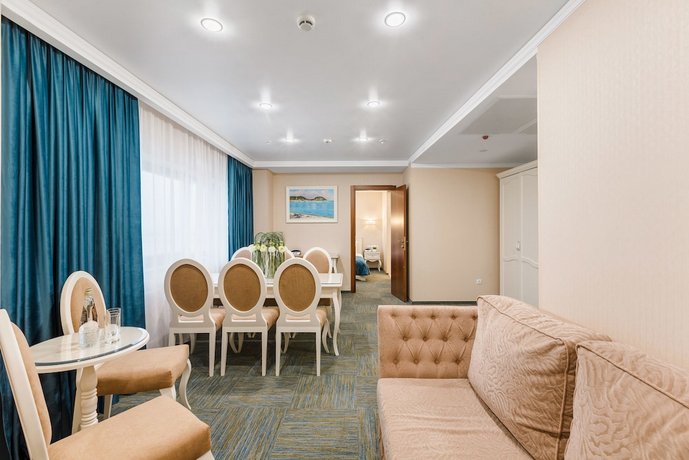 Riviera Hotel