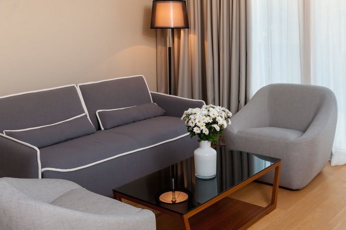 Residence by Vestibul Palace