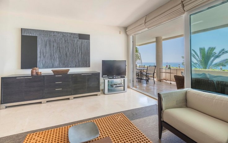 Luxury 2-Bed appt Sea-Views