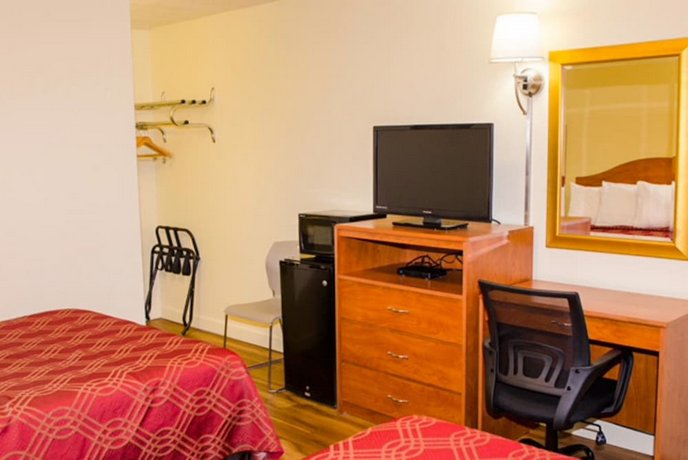 Econo Lodge East