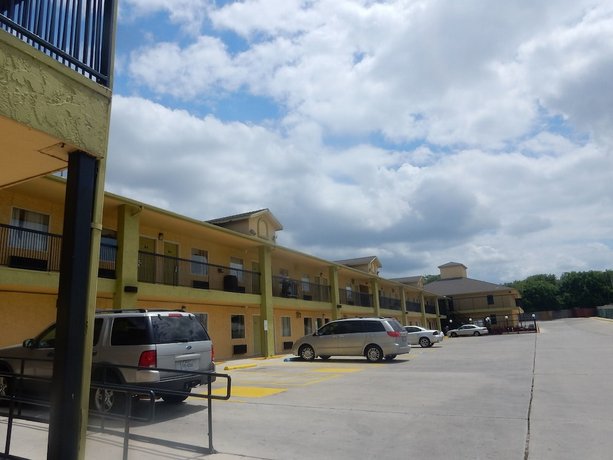 Days Inn by Wyndham San Antonio Interstate Hwy 35 North