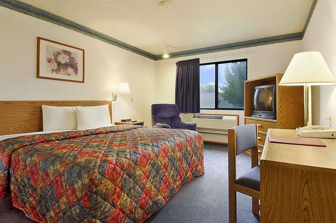 Super 8 by Wyndham Omaha West Dodge Motel