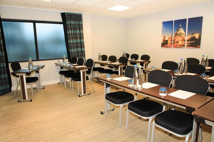 Holiday Inn Express London Heathrow T5