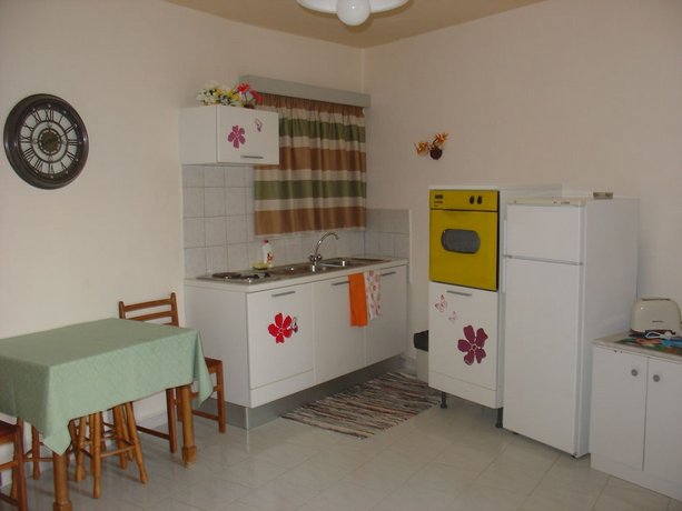 Lyristis Studios & Apartments