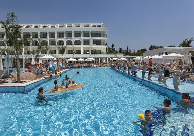 Karmir Resort & Spa