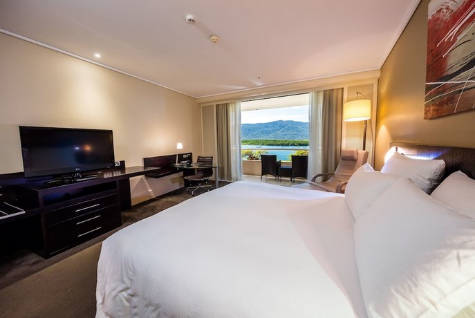 Hilton Cairns