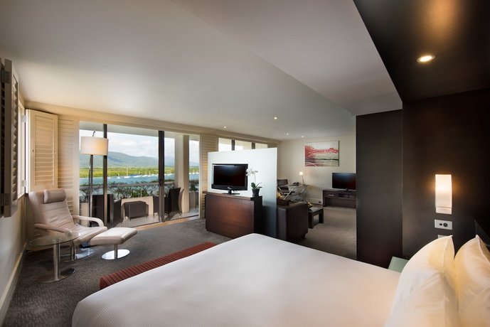 Hilton Cairns