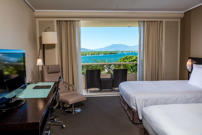 Hilton Cairns
