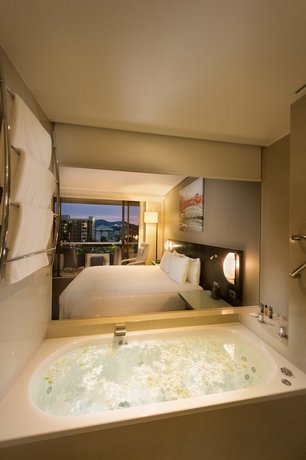 Hilton Cairns