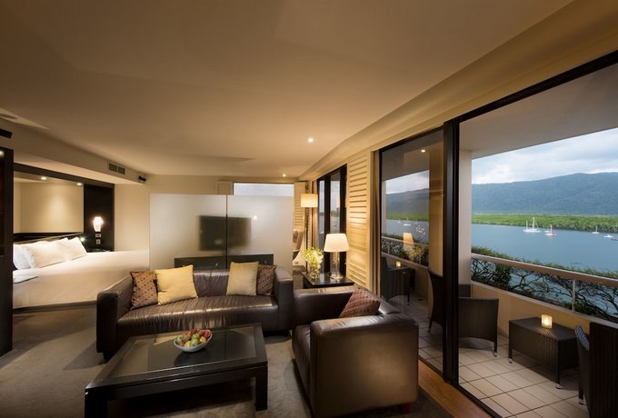 Hilton Cairns