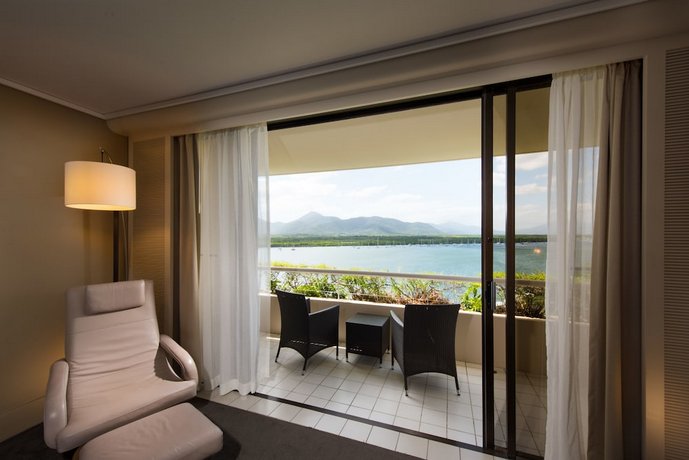 Hilton Cairns