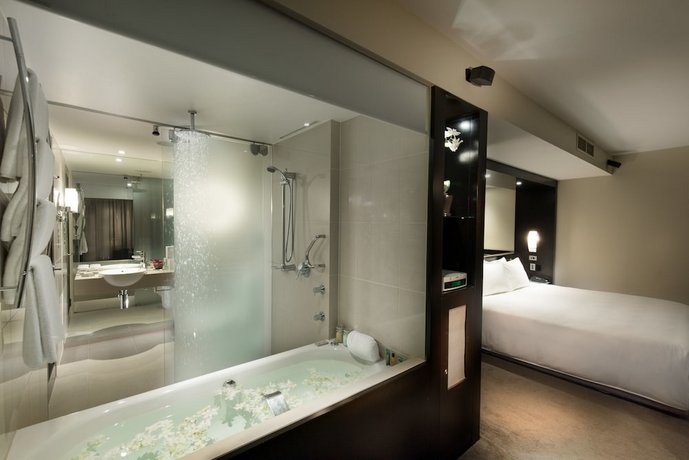 Hilton Cairns