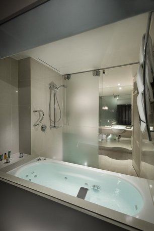Hilton Cairns