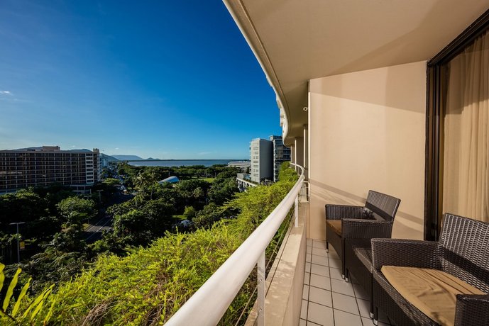 Hilton Cairns