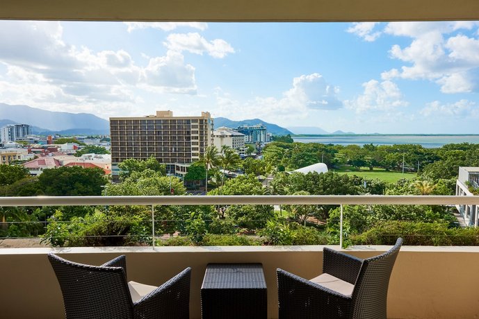 Hilton Cairns