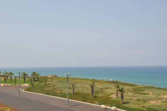 Island Luxurious Suites Hotel