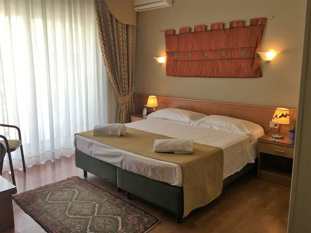 Smart Hotel Gallery House