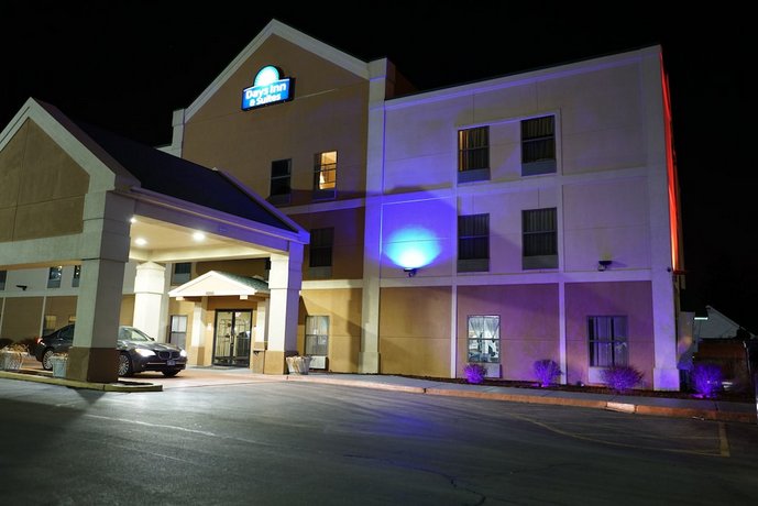 Days Inn & Suites by Wyndham Harvey Chicago Southland