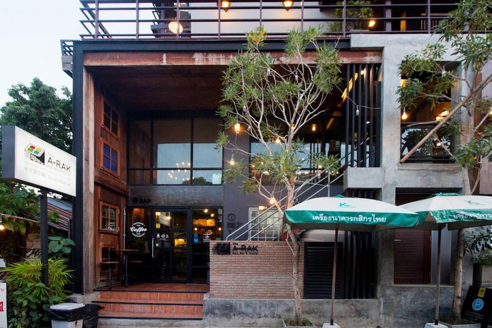 The Arak Bed Bar and Hostel
