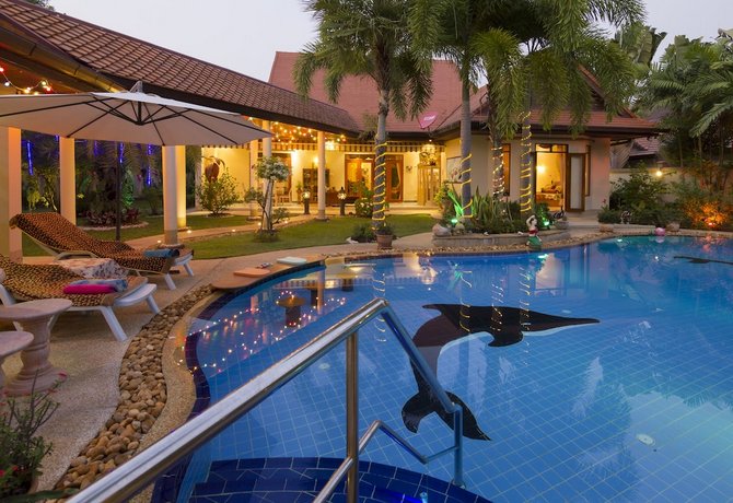 Relaxing Palm Pool Villa and Tropical Garden
