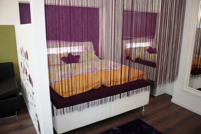 GoVienna Small Modern Apartment