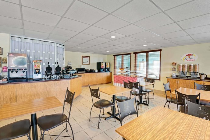 Super 8 by Wyndham Barrie Hotel