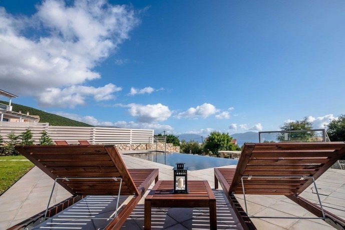 White Villas Karavomilos