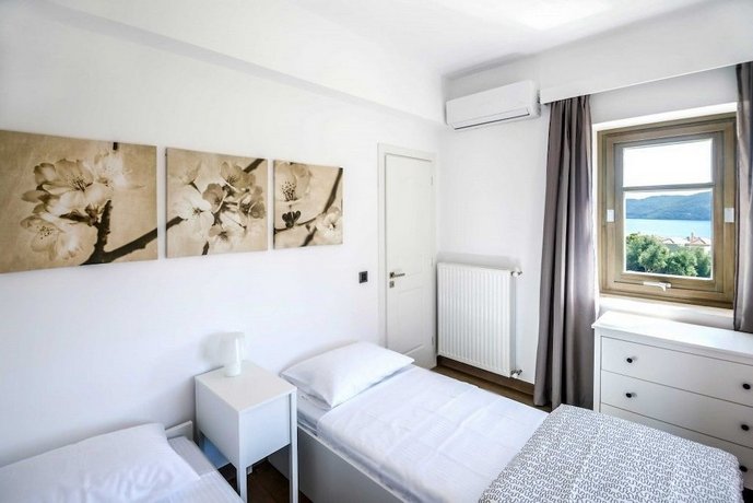 White Villas Karavomilos