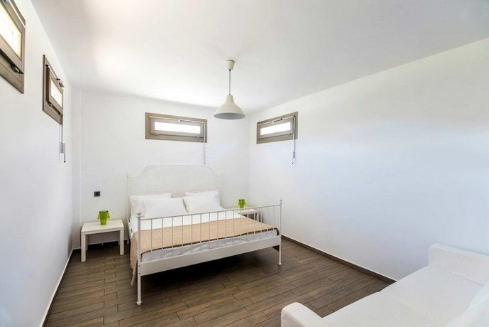 White Villas Karavomilos