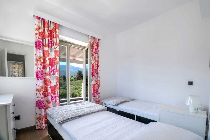White Villas Karavomilos