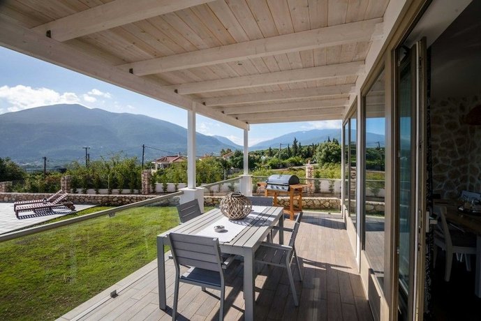 White Villas Karavomilos