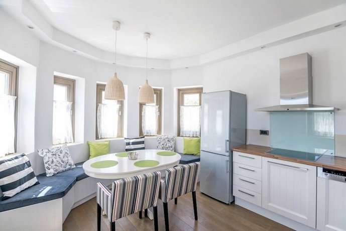 White Villas Karavomilos