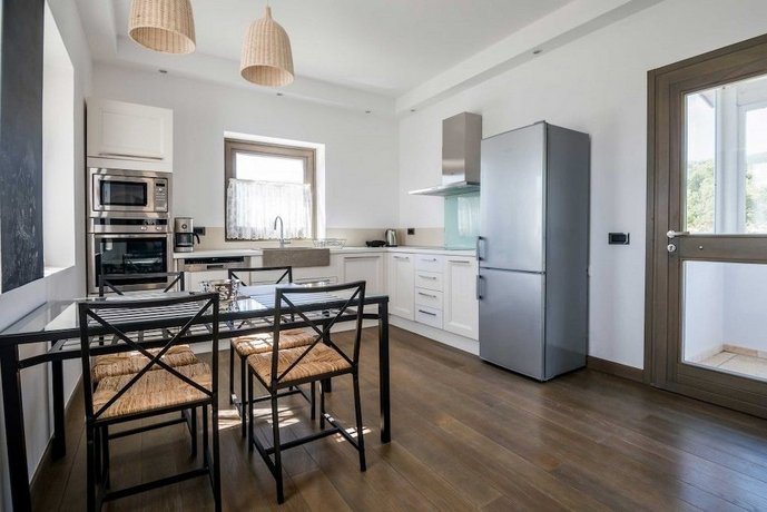 White Villas Karavomilos