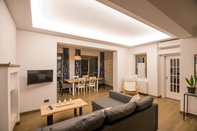 White Villas Karavomilos