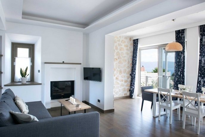 White Villas Karavomilos