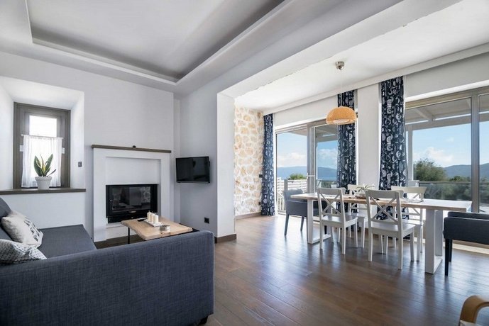 White Villas Karavomilos