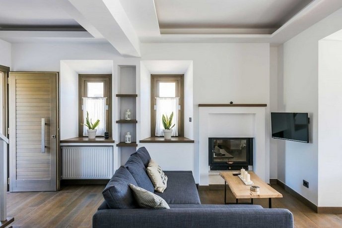 White Villas Karavomilos