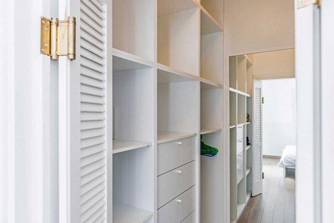 White Villas Karavomilos