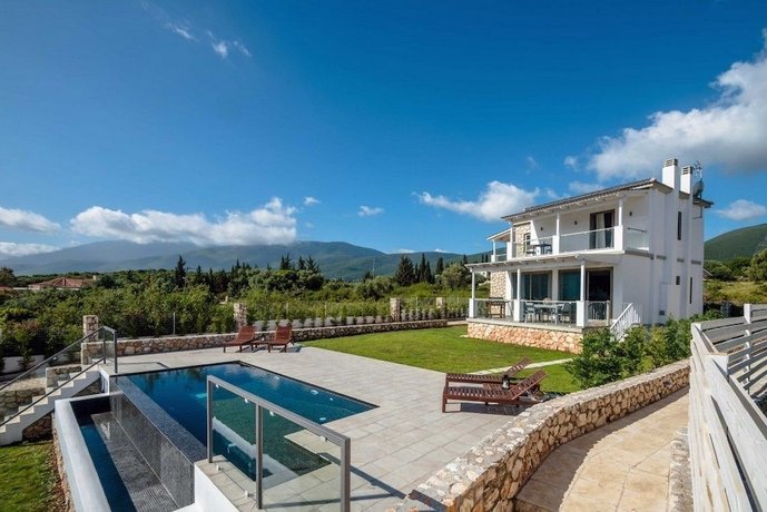 White Villas Karavomilos