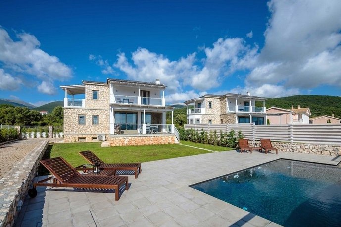 White Villas Karavomilos