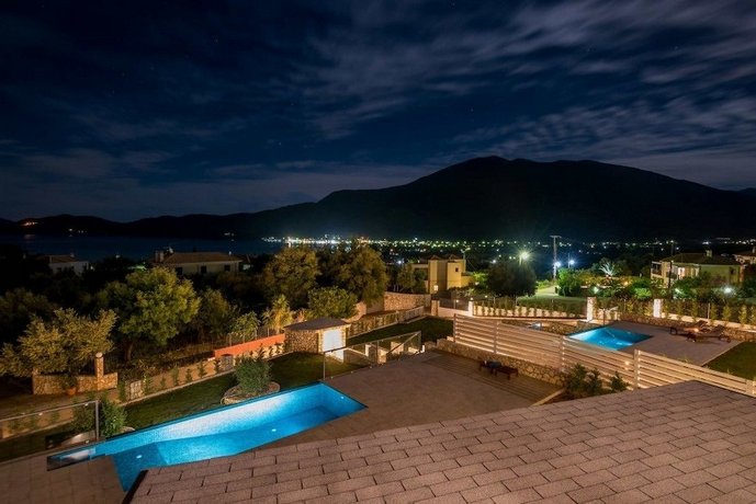White Villas Karavomilos