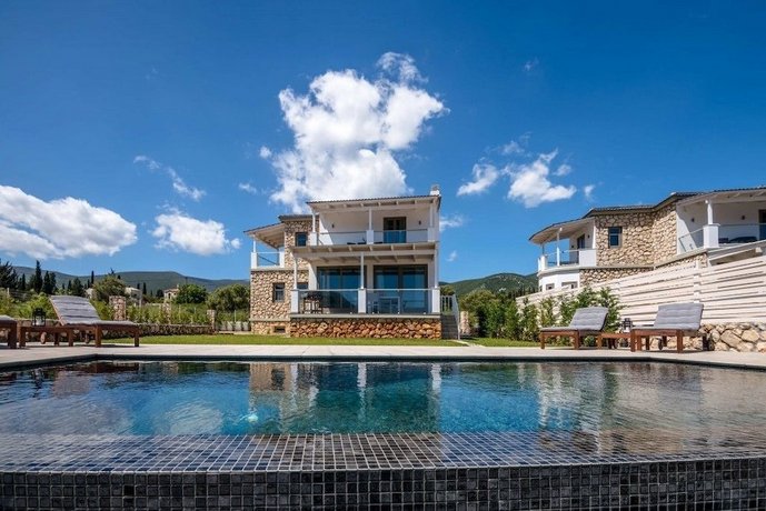 White Villas Karavomilos