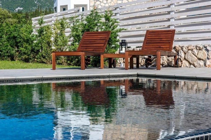 White Villas Karavomilos