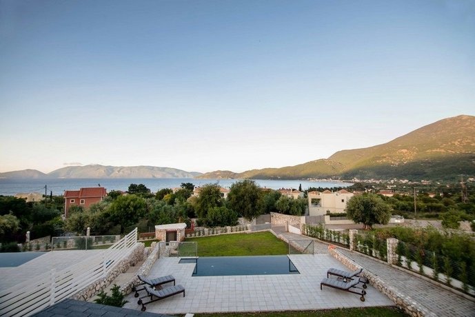 White Villas Karavomilos