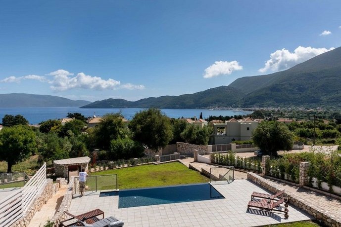 White Villas Karavomilos