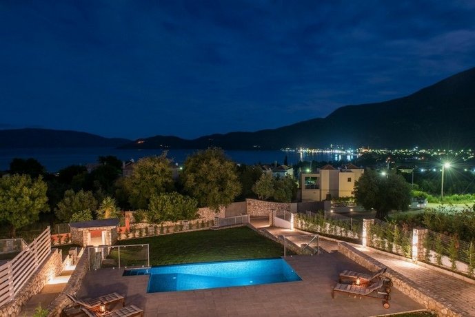 White Villas Karavomilos