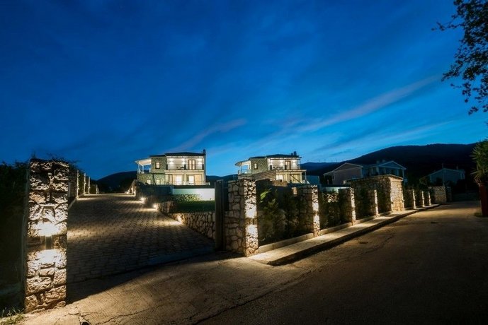 White Villas Karavomilos